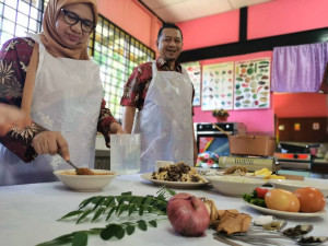 Ramlan bersama tenaga pengajar dalam kursus masakan.