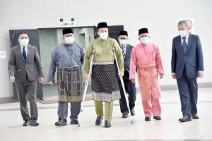 Dr. Ahmad Samsuri berjalan menggunakan tongkat memasuki dewan bagi pembentangan Belanjawan 2021 Negeri Terengganu pada Mesyuarat Ketiga Penggal Ketiga Dewan Undangan Negeri Terengganu keempat belas (Belanjawan).