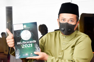 Dr. Ahmad Samsuri membentang Belanjawan 2021 Negeri Terengganu pada Mesyuarat Ketiga Penggal Ketiga Dewan Undangan Negeri Terengganu ke-14.