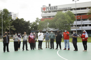 ADUN Seberang Jaya, Afif Bahardin dan Pegawai-Pegawai dari Kementerian dan Pejabat Belia dan Sukan bersama-sama melawat ke tapak Gelanggang Futsal Taman Awam Jalan Tenggiri.