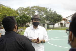 Afif Bahardin ditemubual oleh Pegawai Pejabat Penerangan Daerah SPT semasa lawatan ke Projek Naik Taraf Gelanggang Futsal.