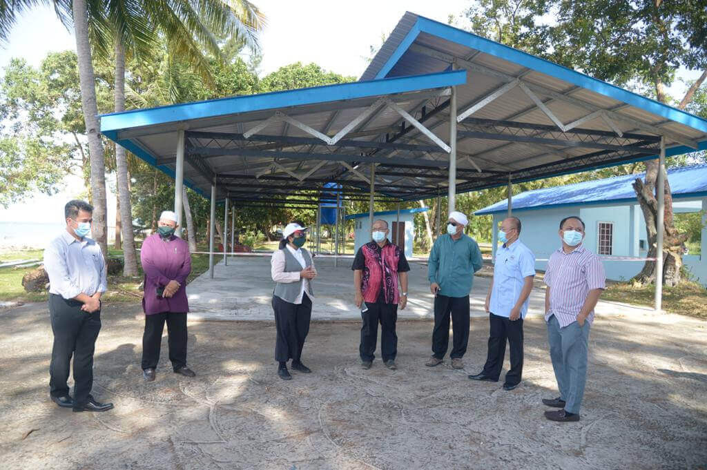Bashir (tengah), Fary (tiga dari kiri) dan Hamir (tiga dari kanan) sempat melawat salah satu kawasan penjaja yang akan dinaik taraf.