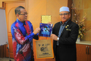 Pengarah JaPen Pulau Pinang, Lim menyerahkan buku JaPen "Norma Baharu" kepada Datuk Bandar.