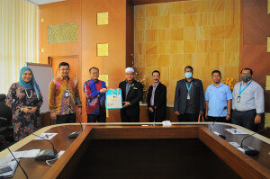 Kunjungan diketuai Pengarah JaPen Pulau Pinang, Lim Ann Teck bersama Penolong Pengarah Cawangan GSPI, Ridhwan Nazmi Roslan dan Pegawai Pejabat Penerangan Daerah SPT, Lizza.