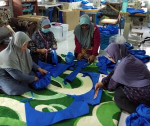 Semangat kesukarelawan oleh Jiran Wanita Kawasan Rukun Tetangga Daerah Dungun dalam menyediakan PPE untul kegunaan frontliners.