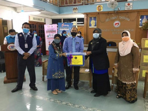 Pengerusi Jiran Wanita Kawasan Rukun Tetangga Kg Besol (dua dari kiri) menyerahkan PPE kepada Pengarah Jabatan Kesihatan Negeri Terengganu, Dr Nor Azimi Yunus disaksikan oleh Pengarah Perpaduan Negeri Terengganu, Burhanuddin Daud dan Timbalan Pengarah Kesihatan Negeri Terengganu, Dr Kasemani Embong.