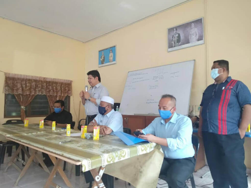 Dr Fadhlulah (dua dari kiri) ketika memberi taklimat mengenai naik taraf pencawang dari 3G ke 4G.