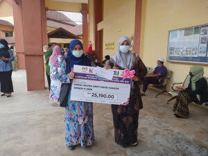 Nurul Najwa Mohd Mansor (bertudung biru) bersama ibunya amat terharu dengan tajaan yang diterima.