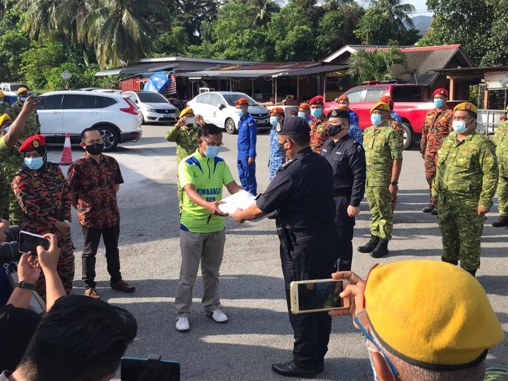 Penyerahan kain rentang PKTK daripada OCPD Ketua Polis Daerah Ipoh kepada Pegawai Daerah Kinta sebagai simbolik paluan berundur sempena penamatan PKPD di Zon B dan C Taman Meru 2C, Ipoh.