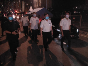 Ketua Menteri, Chow Kon Yeow semasa lawatan di kawasan PKPD yang membabitkan 13 blok flat di Relau.