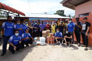 Ahli Jawatankuasa PPDS dan PBDS bergambar bersama sebahagian penerima bantuan mangsa banjir (tengah) di PPS Kampung Nyatuh, Setiu, Terengganu.