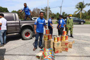 Barangan makanan yang akan diagihkan kepada 20 keluarga mangsa banjir di PPS Kampung Nyatuh, Setiu Terengganu.