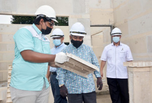 Mohd Khairuddin (tengah) melihat bahan binaan yang dihasilkan daripada kenaf.