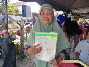 Rofiah Abas amat bersyukur kepada Allah dan sangat berterima kasih kepada semua yang terlibat dalam usaha mendapatkan geran tanah tersebut.