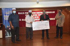 Wakil dari Pejabat DUN yang menerima cek.