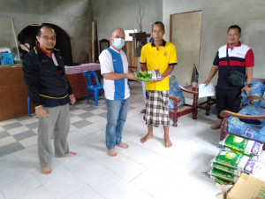 Ahli Dewan Undangan Negeri (ADUN) Permaisuri, Datuk Abd Halim Jusoh (dua dari kiri) menyampaikan sumbangan beras kepada seorang penerima di Kampung Padang Jejawi, Bandar Permaisuri, Setiu.