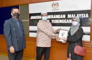 Pengerusi Jawatankuasa Pembangunan Insan, Dakwah Dan Penerangan Negeri Terengganu, Mohd Nor Hamzah menyerahkan Hadiah Saguhati kepada Farah Nabilah Mohd Anuwi kategori bagi kategori Pertandingan Sayembara Sajak Merdeka 2020 di Jabatan Penerangan Negeri Terengganu.