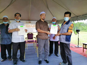 ADUN Pengkalan Berangan, Sulaiman Sulong bersama Pegawai Daerah Marang, Tun Ahmad Faisal Tun Abdul Razak dalam majlis penyampaian geran kepada peserta di RTB Bukit Perpat, Marang.