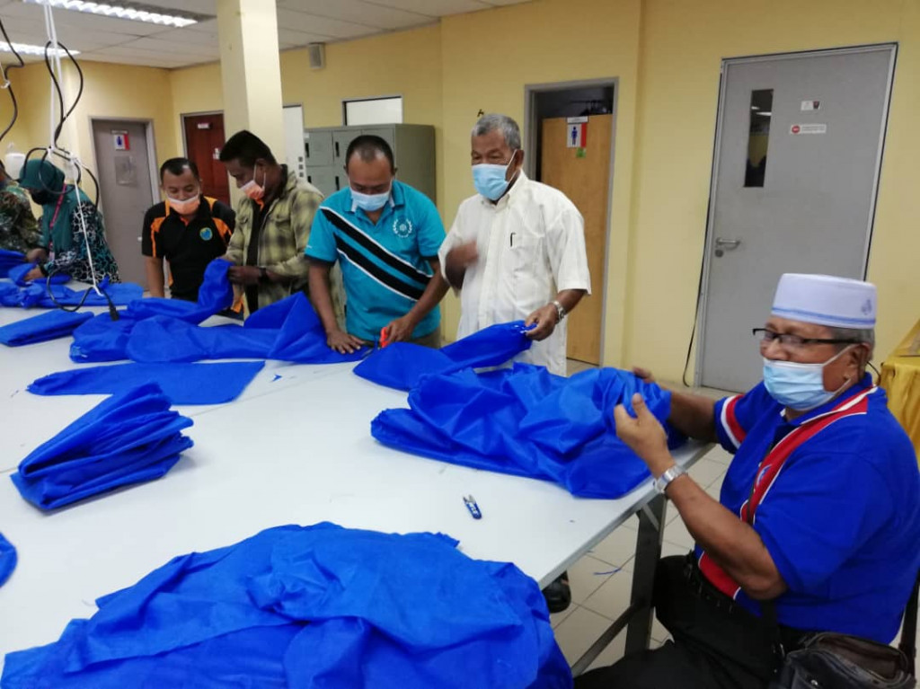 Antara ahli KRT Daerah Baling yang menyiapkan PPE.