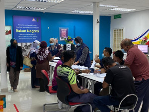 Orang ramai yang hadir di Klinik e-Census di Pusat Maklumat Rakyat Marang pagi tadi.