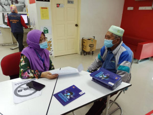 Mohd Noor Mat Amin, 76 berkata klinik e-census mudahkan beliau mengisi bancian secara atas talian.