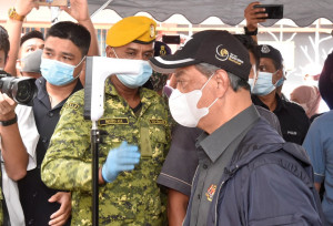 Perdana Menteri memeriksa suhu badan sebelum memasuki PPS Bukit Mentok, Kemaman.