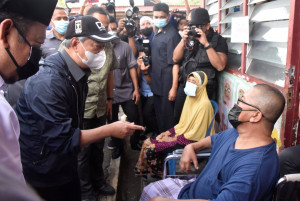 Perdana Menteri beramah mesra dengan mangsa banjir di PPS Bukit Mentok, Kemaman.