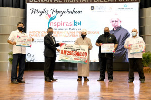 Zulkifli (tiga dari kiri) menyampaikan replika cek bantuan Inspirasiku kepada Naib Canselor UniSZA, Prof Dato' Dr Hassan Basri Awang Mat Dahan.