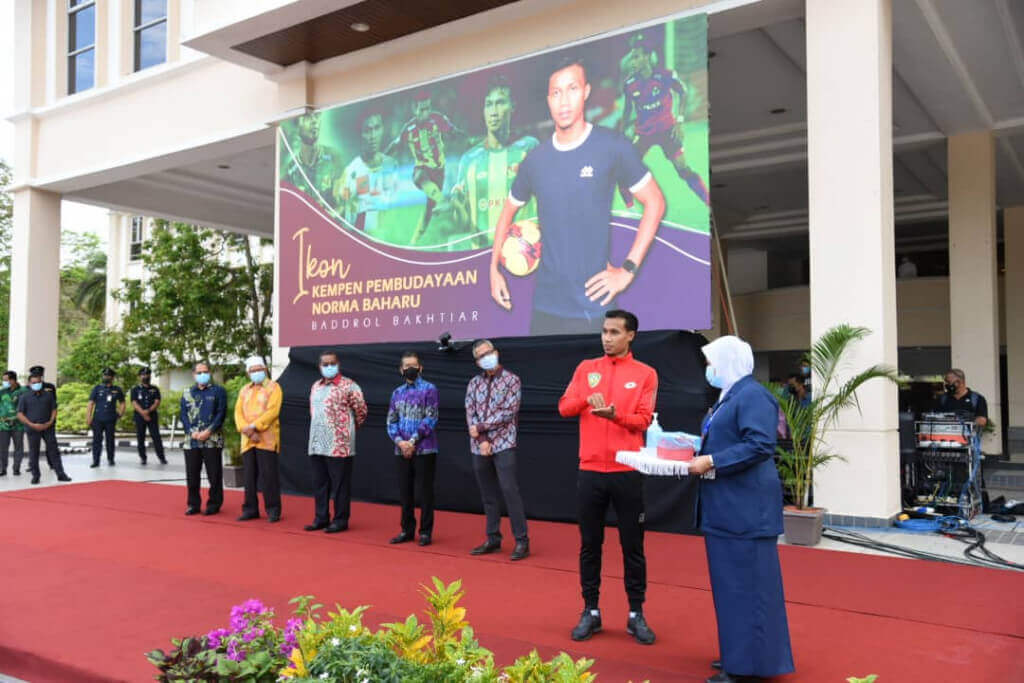 Baddrol (dua dari kanan) sedang menunjukkan cara mencuci tangan dengan betul.