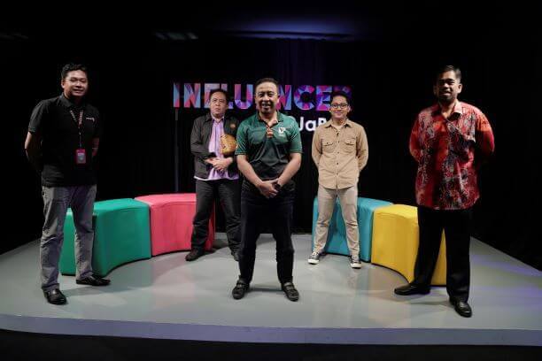 Abdul Kadir (tengah) bersama-sama tenaga produksi program Influencer@JaPen, ketika mempromosikan Kempen Selamatkan Harimau Malaya, di sini baru-baru ini.