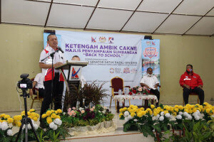 Pengerusi Ketengah, Datuk Razali Idris ketika menyampaikan ucapan di Dewan Orang Ramai Ketengah Jaya dalam program 'Ketengah Ambik Cakne'.