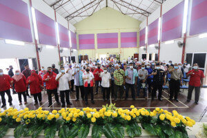 Penerima bergambar selesai majlis sumbangan 'back to school' oleh pihak Ketengah.