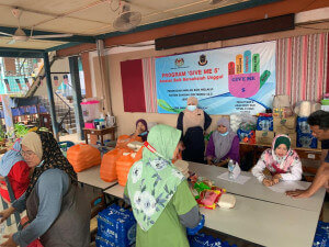 Agihan makanan tengah hari kepada mangsa banjir di PPS SMK Maran.