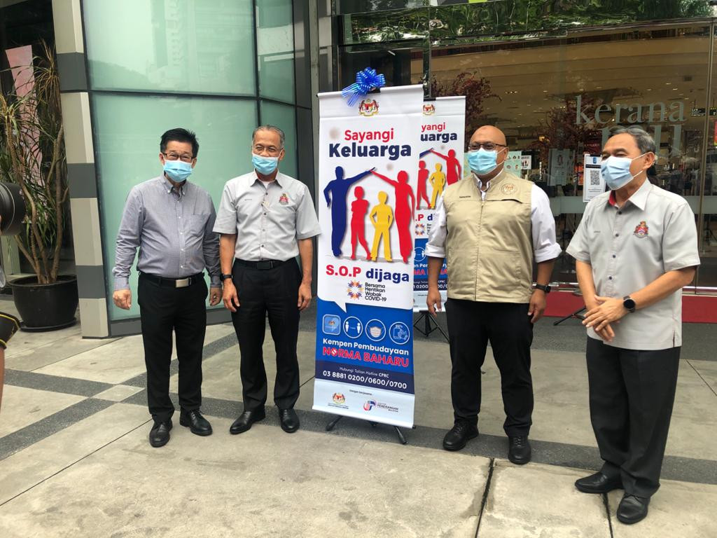 Datuk Bandar Kuala Lumpur Datuk Mahadi  Che Ngah (dua dari kiri) dan Ketua Pengarah NADMA Datuk Dr. Aminuddin Hassim (dua dari kanan) bergambar kenangan sempena penyerahan bahan kempen.