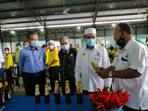 YB Dr Nik Muhammad Zawawi mendengar Penerangan berkenaan produk hasil tanaman cili