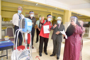 Dr. Alias (dua dari kanan) melawat sekitar PKRC di Institut Latihan Kejururawatan Kuala Terengganu.