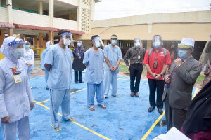 Dr. Alias ( kanan) beramah mesra dengan petugas PKRC di Institut Latihan Kejururawatan Kuala Terengganu.