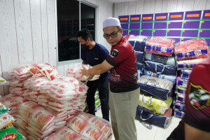 Ahli Dewan Undangan Negeri (ADUN), Tepuh, Hishamuddin Abdul Karim sedang menyusun barang-barang keperluan makanan untuk dibawa ke Pahang.
