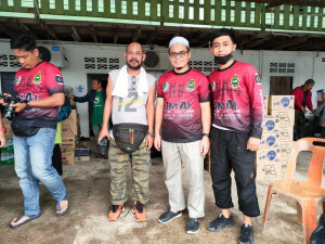 Anggota Jabatan Amal Malaysia (JAM), Daerah Kuala Nerus, Muhammad Aqil Abidin, 25 (kanan) gembira dapat menyumbang bakti tenaga dalam membantu mangsa-mangsa banjir di Pahang.