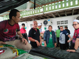 Ahli Dewan Undangan Negeri (ADUN), Tepuh, Hishamuddin Abdul Karim bersama pasukan khidmat PAS dan JAM menyusun barang-barang keperluan makanan ke dalam pacuan empat roda untuk dibawa ke Pahang.