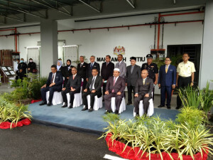 Bergambar kenangan di luar ruang Mahkamah Sesyen dan Majistret Setiu sempena lawatan kerja Menteri di Jabatan Perdana Menteri (Parlimen dan Undang-Undang ), Datuk Takiyuddin Hassan.