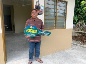 Sukri Nawang, memegang replika kunci kediaman baharu dan berasa sangat teruja untuk berpindah segera.