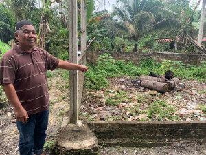 Rumah lama Sukri yang terbengkalai dan tidak dapat disiapkan kerana kekangan kewangan. (Kediaman Baharu bersebelahan dengan kediaman terbengkalai berkenaan).