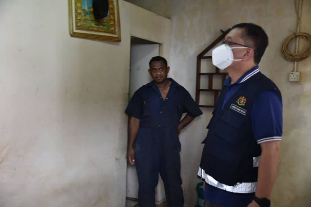 Ag. Ismail (kanan) semasa meninjau salah satu kediaman pekerja asing yang disediakan majikan.