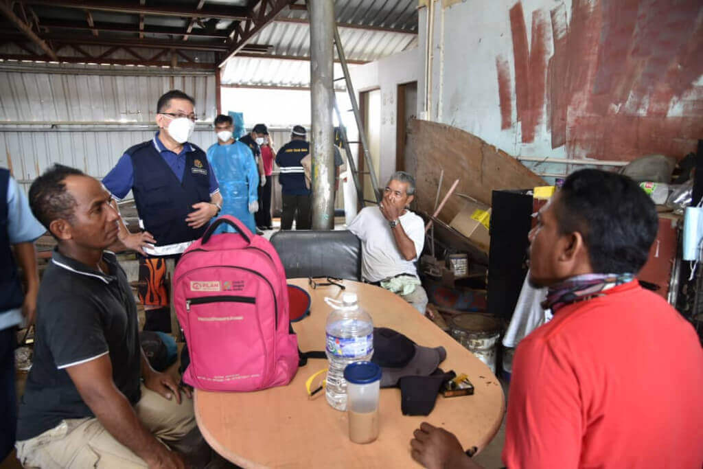 Ag. Ismail (dua dari kiri) semasa menemui beberapa pekerja asing di salah satu lokasi operasi.
