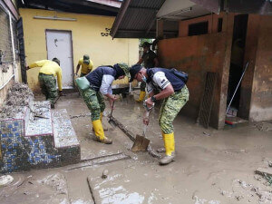 Gotong Royong melibatkan anggota RELA dan ahli Jawatankuasa Pembangunan dan Keselamatan Kampung (JPKK) Pasir Raja, Dungun.