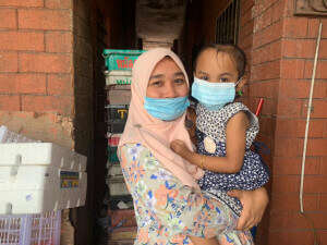 Nor Amira Jusoh, 31, sentiasa komited dengan memastikan urusan jual beli di kedai buahnya mematuhi SOP yang telah ditetapkan oleh kerajaan.