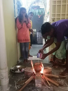 Ahli keluarga G.Jeevaraja melakukan upacara memasak beras bersama susu lembu sempena Pesta Ponggal.
