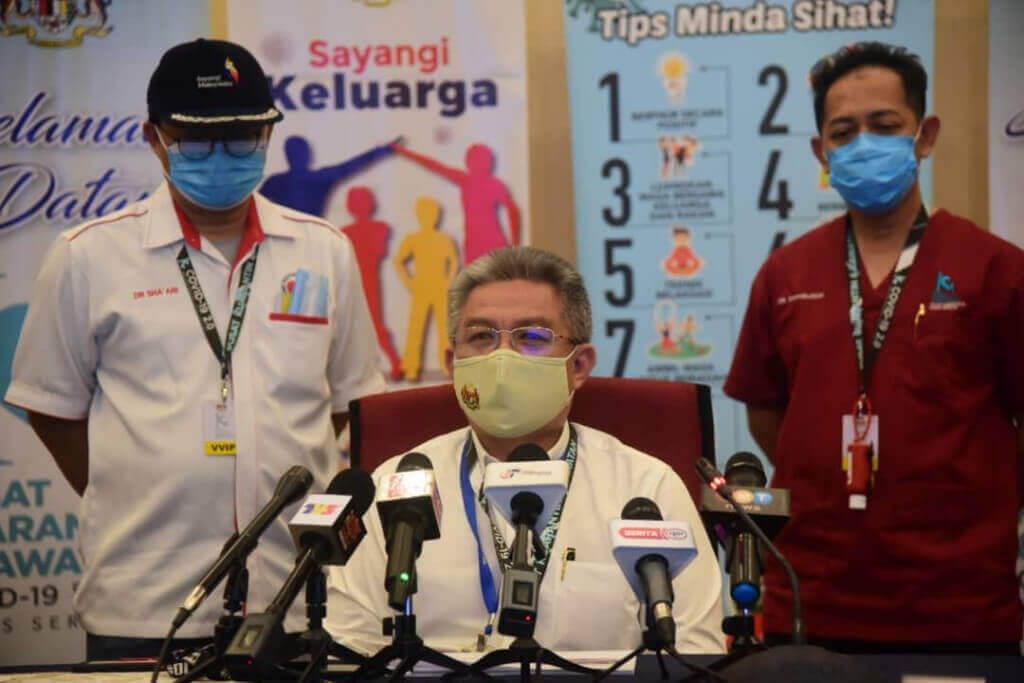 Adham (tengah) ketika sidang media di PKRC MAEPS 2.0, di sini.