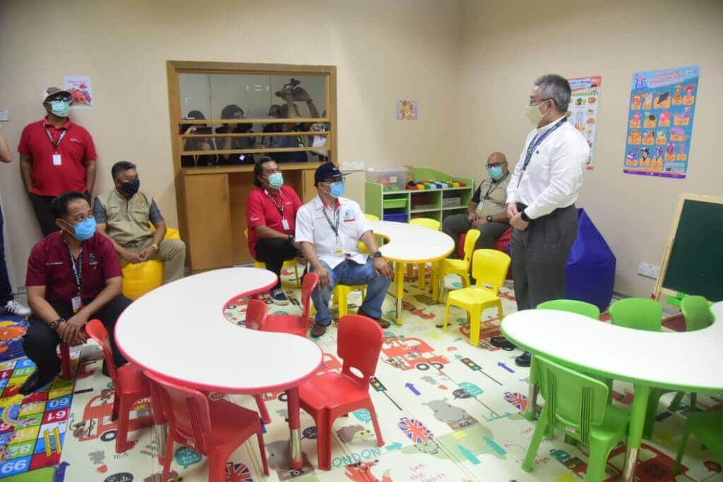 Adham melawat ruangan taman mini kanak-kanak di pusat kuarantin Dewan D1 PKRC MAEPS 2.0.